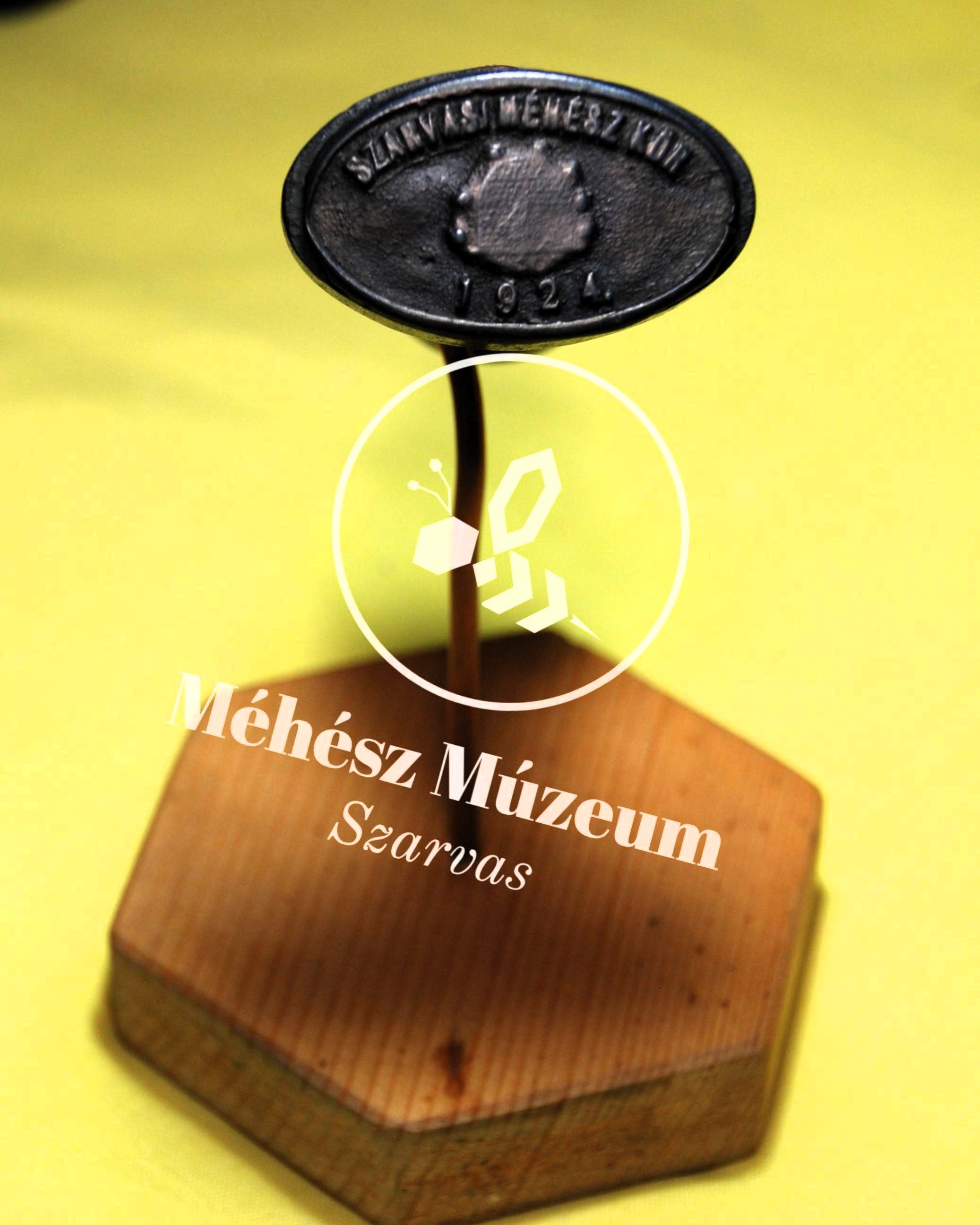 Szarvasi Méhész Kör 100 éves pecsét