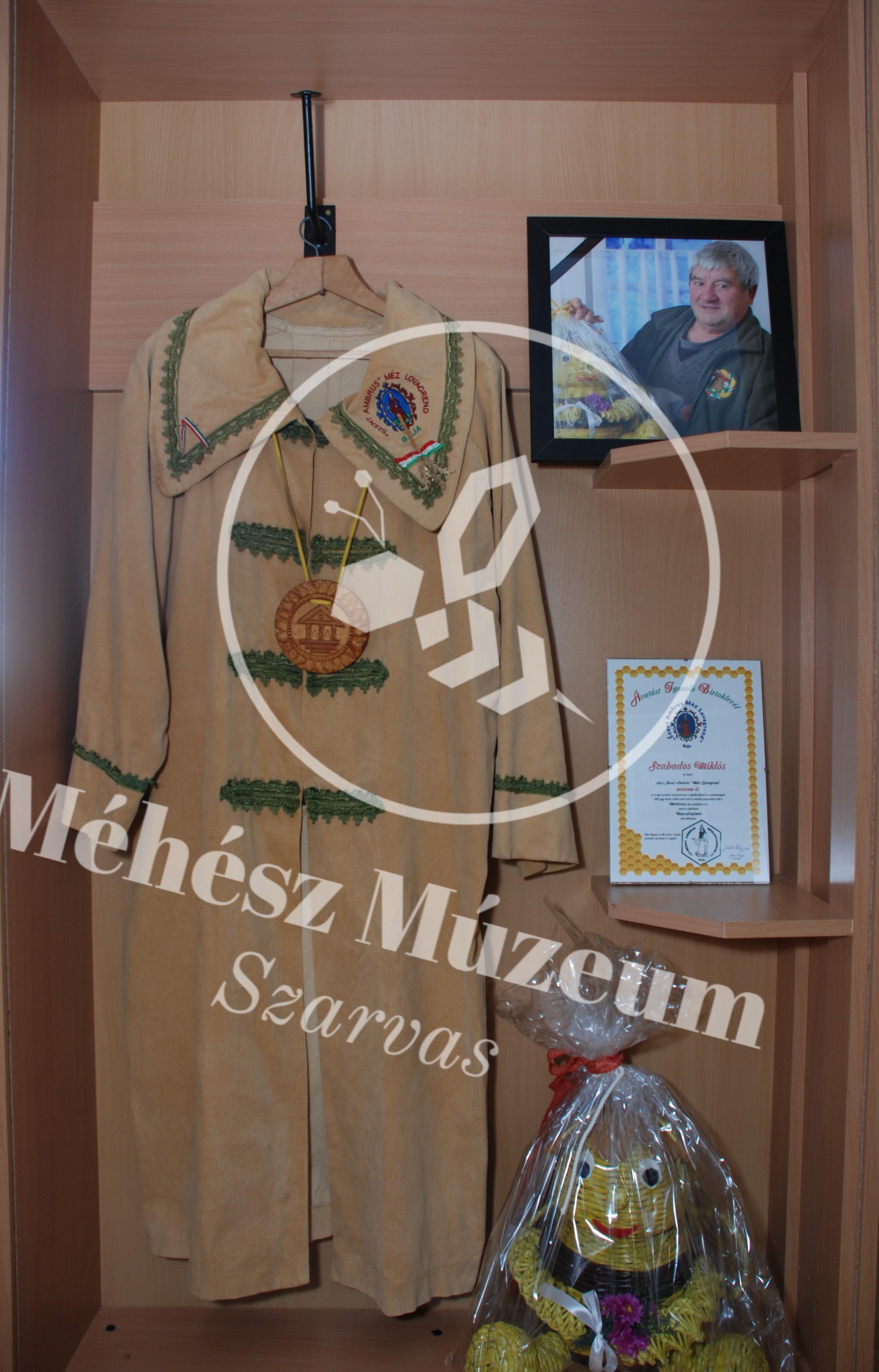 Ruhás vitrin